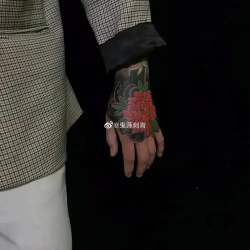 爆个手背 耗时4小时完成#老传统纹身 ##牡丹纹身 ##手背纹身