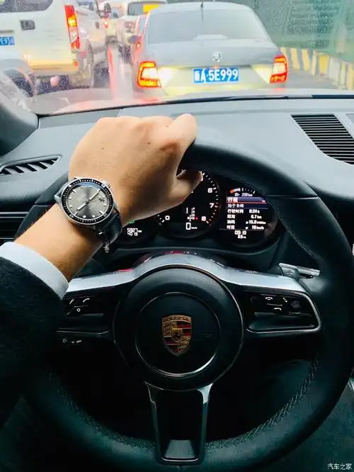 刷抖音说开保时捷匹配的品牌是宝珀大家都戴什么表