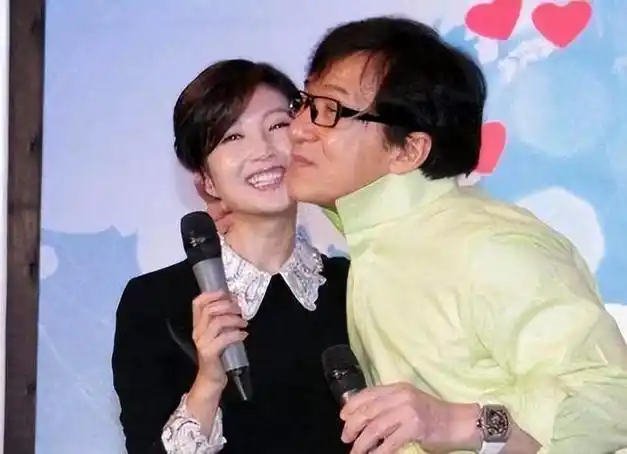 成龙抱过的二十个女明星都有谁范冰冰超主动章子怡被横抱起来