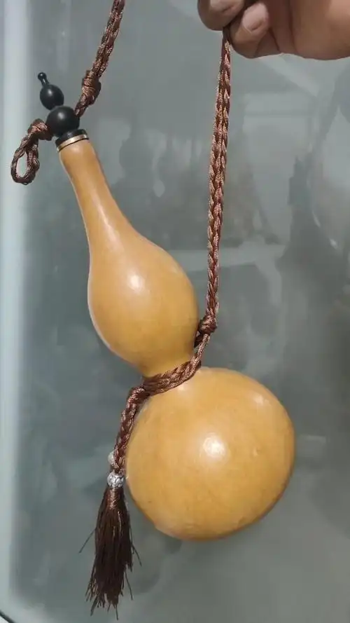 精美长嘴八宝酒葫芦,高30cm,颜色好看,皮质光滑发亮,已做蜂蜡防渗处理