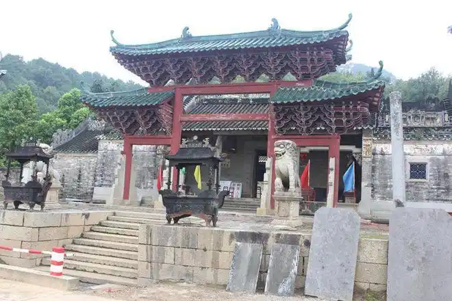 庙建于东汉后期,至今已有近2000年历史,相传是为了纪念东汉伏波将军