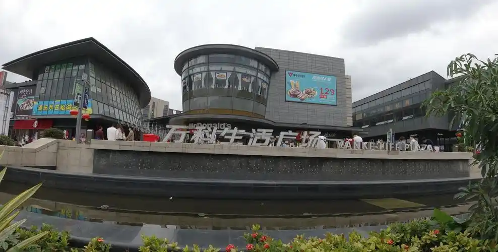 东莞松山湖万科生活广场实拍,出来休闲购物的人多了起来_高清图集_新