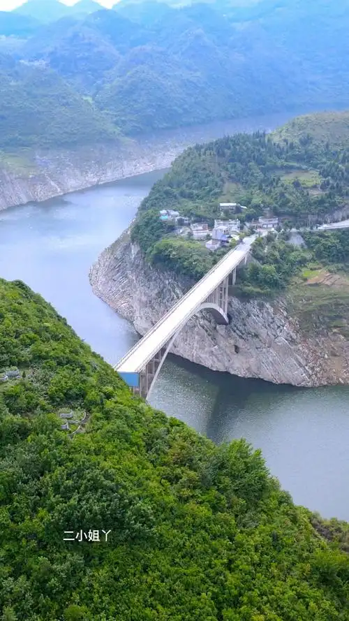 这是毕节市大方县和织金县交界处六圭河大桥也是一道美丽的风景线