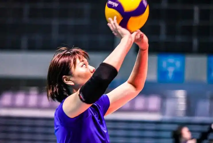 龚翔宇剪短发队员们又瘦了女排最新训练图