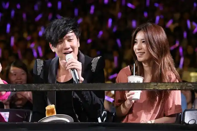 林俊杰被爆和大2岁的女星高宇蓁秘恋,女方在演唱会庆功宴上,低调乖巧