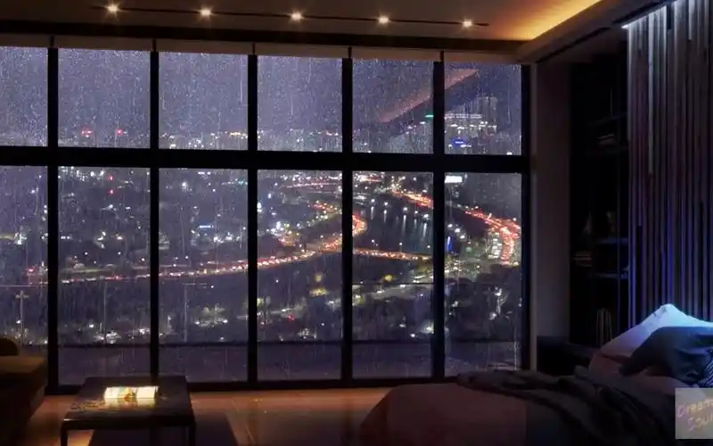 大雨的夜晚在豪华公寓里看落地窗外的城市夜景舒缓助眠解压放松