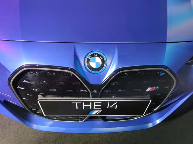 当然强悍的性能才是这台首款m电动车型的大杀器,宝马i4 m50搭载双电机