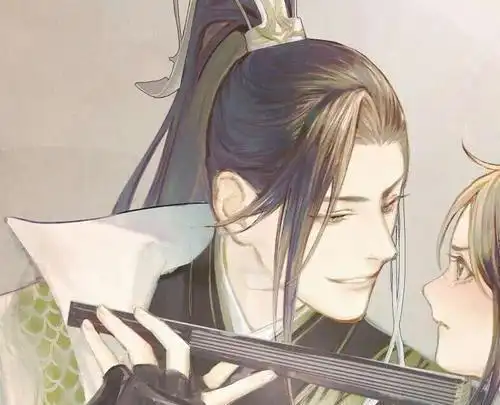 把扇子放在了女生的下巴处,女生的眼神也是很可爱啊!