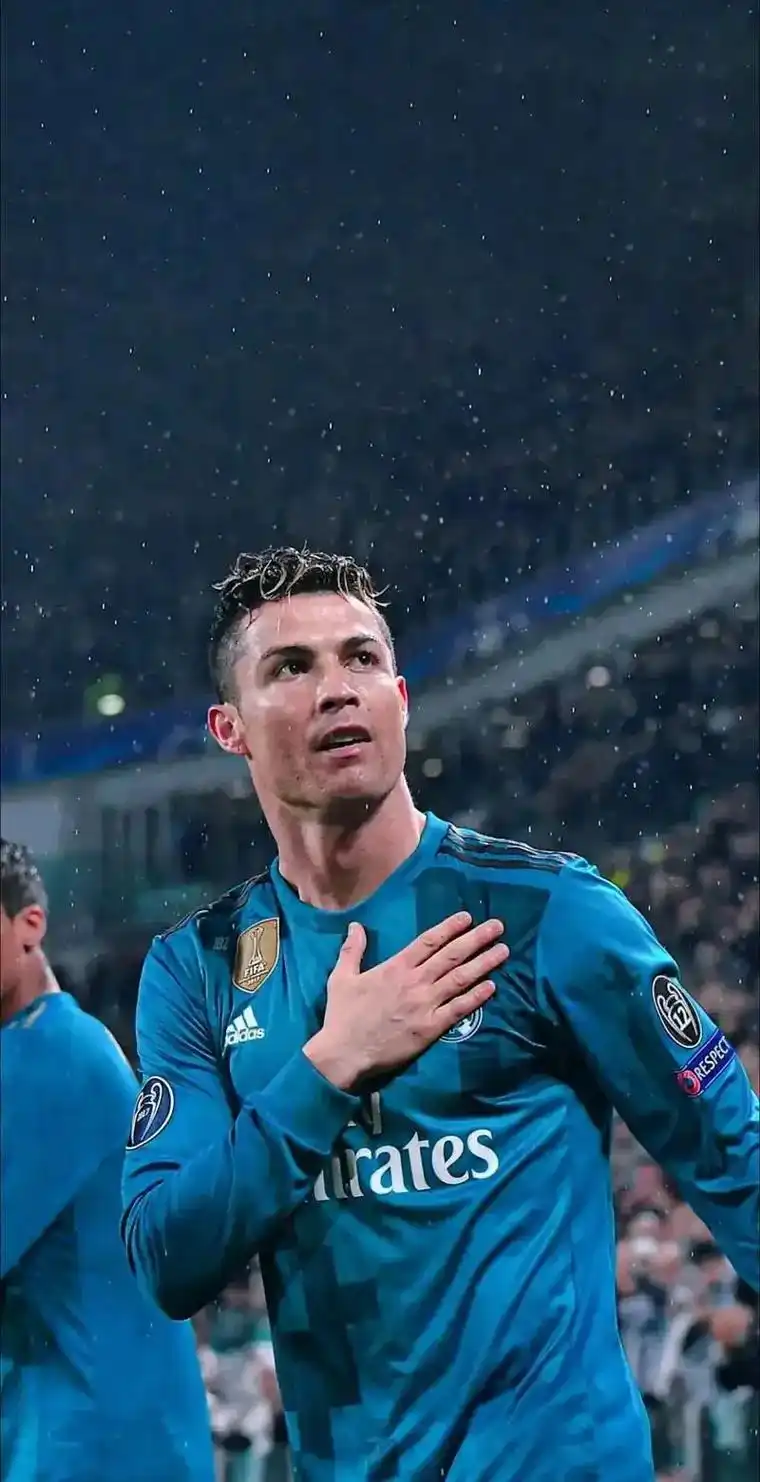 c 罗(克里斯蒂亚诺·罗纳尔多)是一位极具影响力和天赋的足球运动员