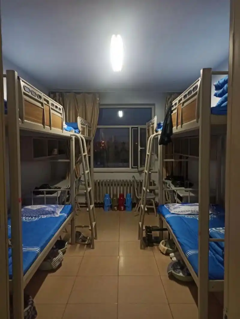 内师大赛罕校区的宿舍 温馨的六人间,住进去会体验到老校区历经70年的