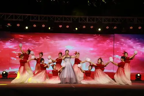 歌伴舞:《灯火里的中国》