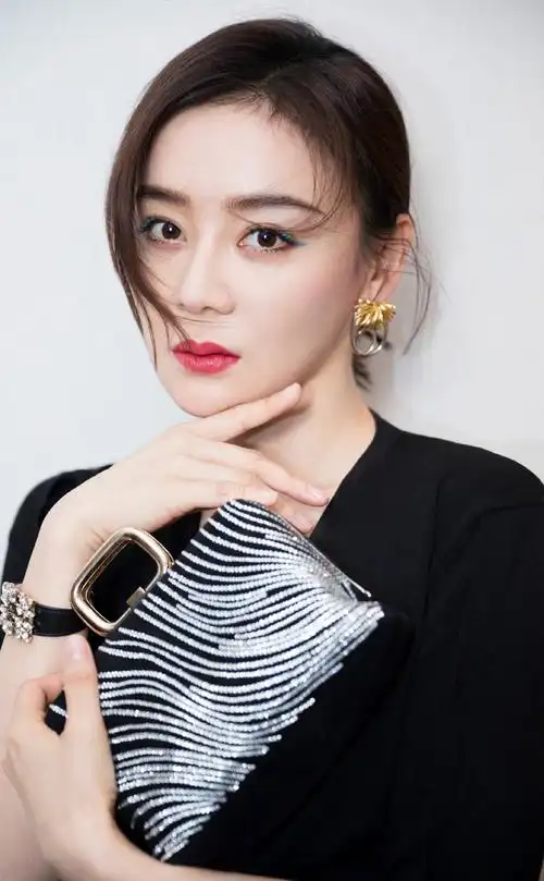 袁姗姗性感深v写真图片16