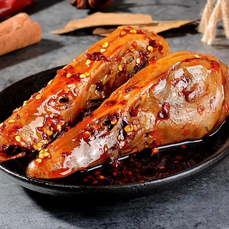 麻辣鸭头是新余的特色小吃,以鸭头为主要材料,烹饪的做法卤菜为主