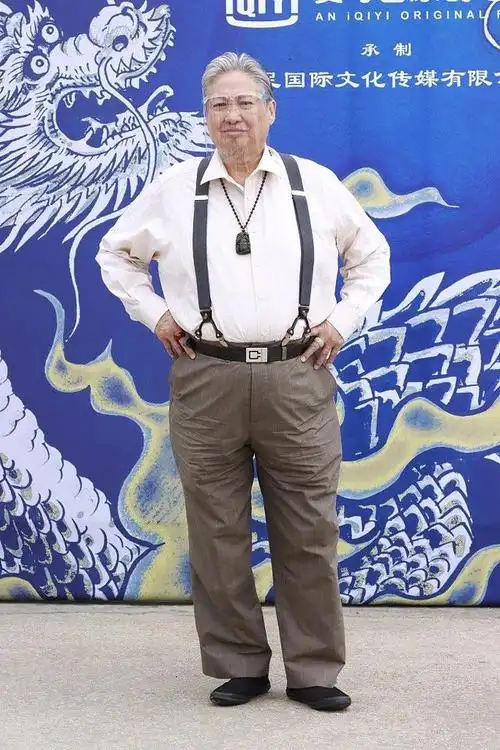 69岁洪金宝真不服老,梳油头系金腰带,西装革履尽显霸总范|衬衣|背带裤