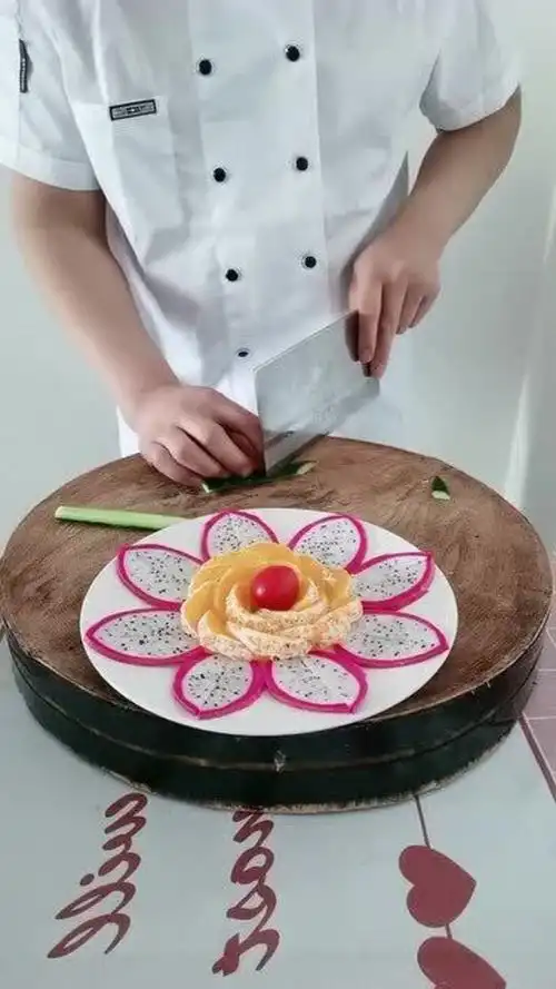 火龙果这样切来摆盘,就等着被别人夸吧!