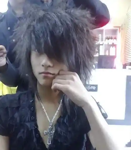 当时张馨予正火的时候,非主流也在那个时候开始流行,大街小巷里全都是