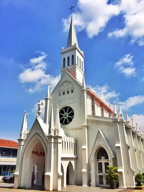 其设计模仿了法国卢尔德的同名教堂,现已被收录为新加坡国家古迹