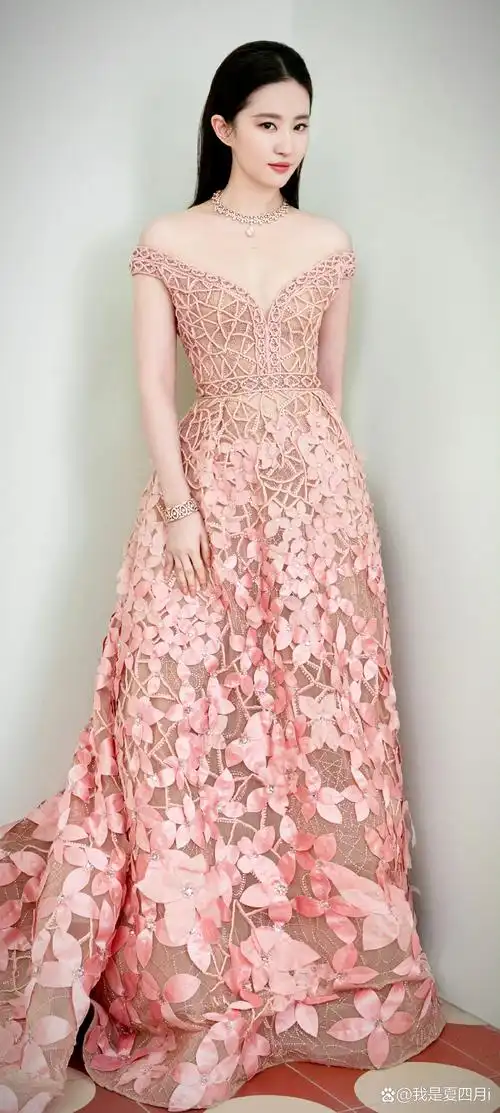 仙女姐姐刘亦菲来啦,#刘亦菲灵动之美# 刘亦菲的礼服好美啊!#刘亦菲