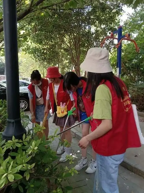 武汉市第十九中学的4名毕业生和老师们一起,下沉社区参加志愿服务,令