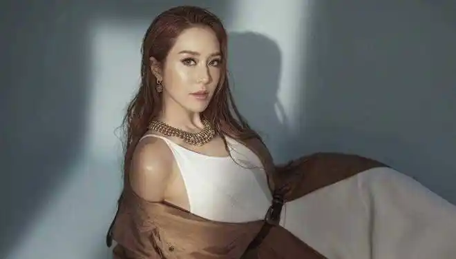 徐子淇彻底放飞自我了穿v领连衣裙时尚不俗气反而高贵优雅