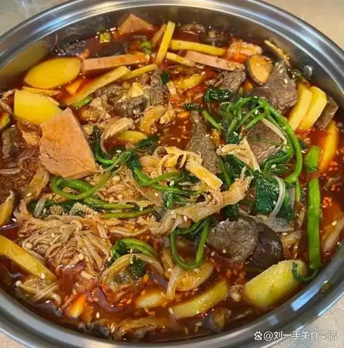 冒菜是四川著名的小吃之一,以其独特的味道在许多地方受到欢迎,尤其是