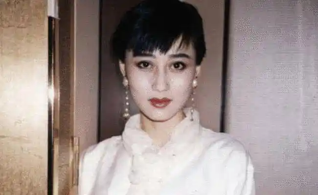 "万人迷"利智:李连杰甘为她抛弃妻女,又得成龙中意,何鸿燊垂爱_父亲