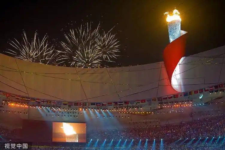 组图回顾:历届奥运主火炬点燃 李宁经典飞天点火