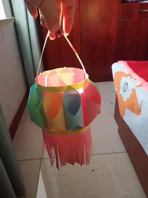 武霖幼儿园大班,手工作品《做花灯》