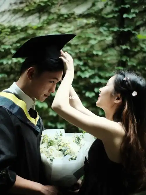 情侣毕业照学士服校园写真