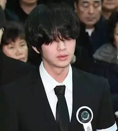 金钟铉,此番远行,路途甚远,愿你逢碧秀山林,无垠星海_泰民_音乐_情绪