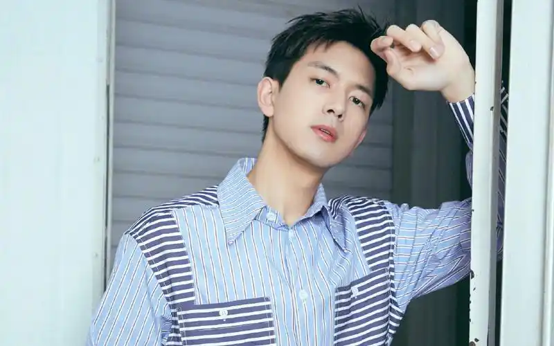 李现清爽绅士风高清桌面壁纸