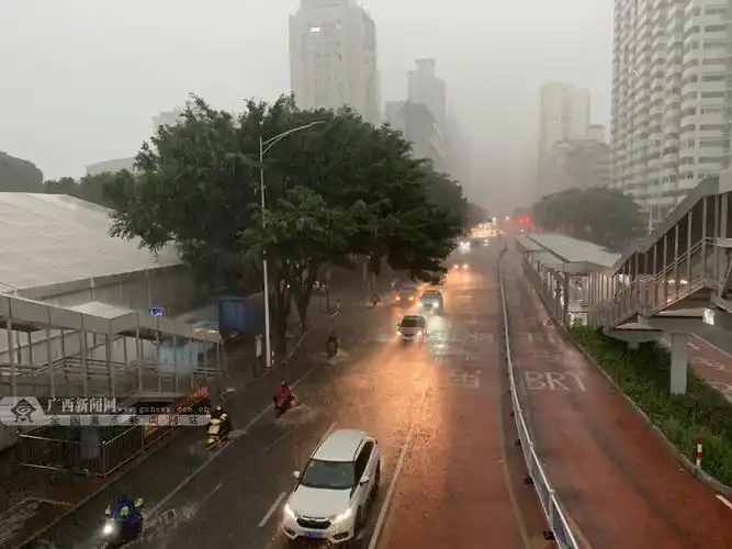 高清:暴雨突袭南宁市区 市民行车如行船