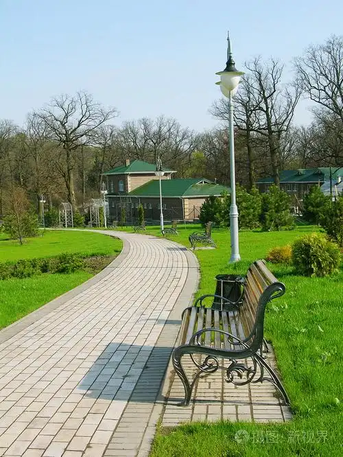 有公园长椅和灯的城市景观