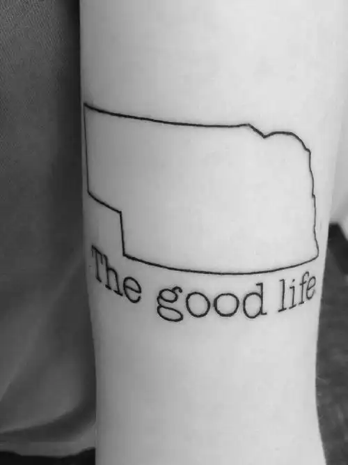 女生手臂上黑色线条文艺精美花体英文纹身图案