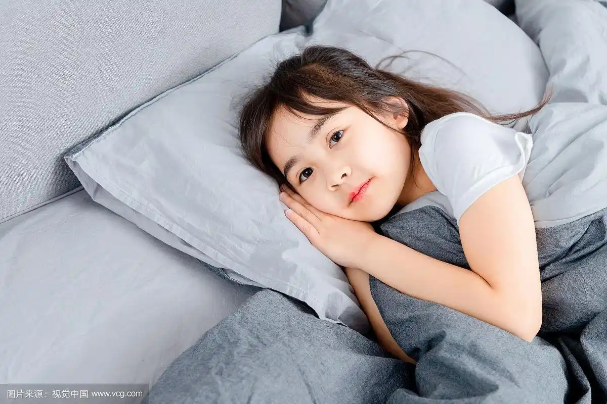 躺在床上睡觉的亚洲小女孩