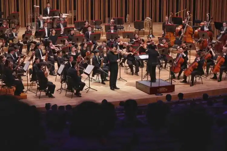 小提琴家宁峰携手国家大剧院管弦乐团在北京艺术中心音乐厅奏响第一声