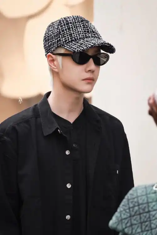 王一博时装周金发#九敏98金发 墨镜9815!这造型谁看了不迷糊!