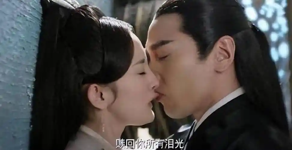 怪不得吴京不让女孩进娱圈看杨幂吻戏被男演员亲到变形就知道了