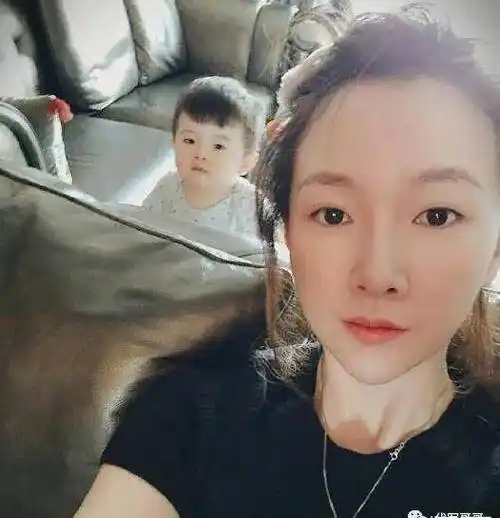 据说潘禹彤现任老公名叫白宇,并非是演员白宇,而是一位圈外人,恰好与