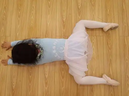 2.趴小青蛙,3分钟,动作必须标准,绷脚背,屁股大腿呈一条线