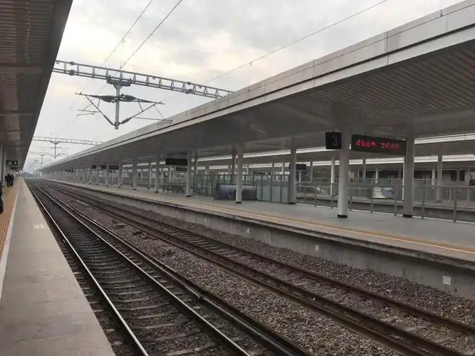 新改造的无锡火车站南广场站台显得更加现代化