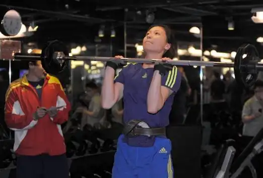 图文-中国女排进行体能训练 魏秋月练力量