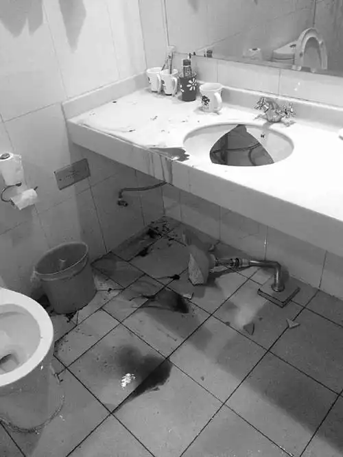 贾坤的脚被洗手盆划伤后,流了许多血. 本报记者 王琳 赵磊 摄