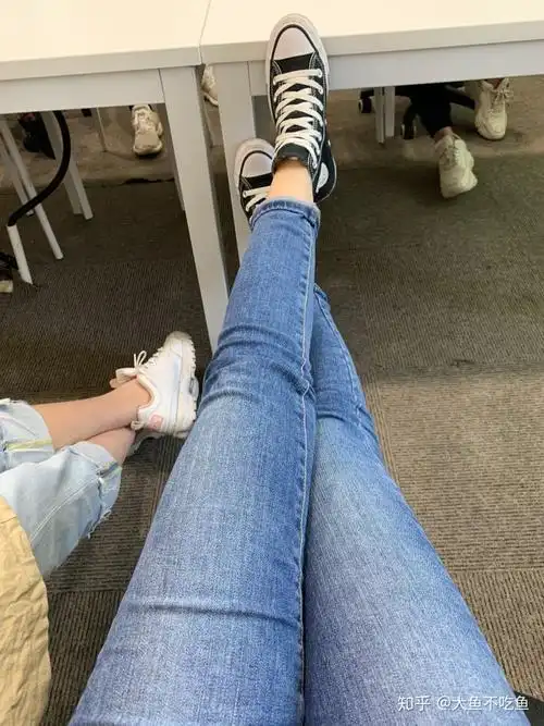 你们女生穿帆布鞋穿袜子吗?