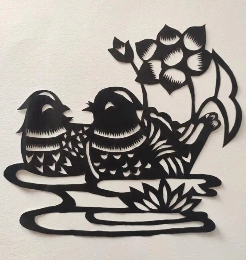 剪纸:鸳鸯戏水 鸳鸯象征着忠贞,永恒的爱情,它是相亲相爱不分离的表率