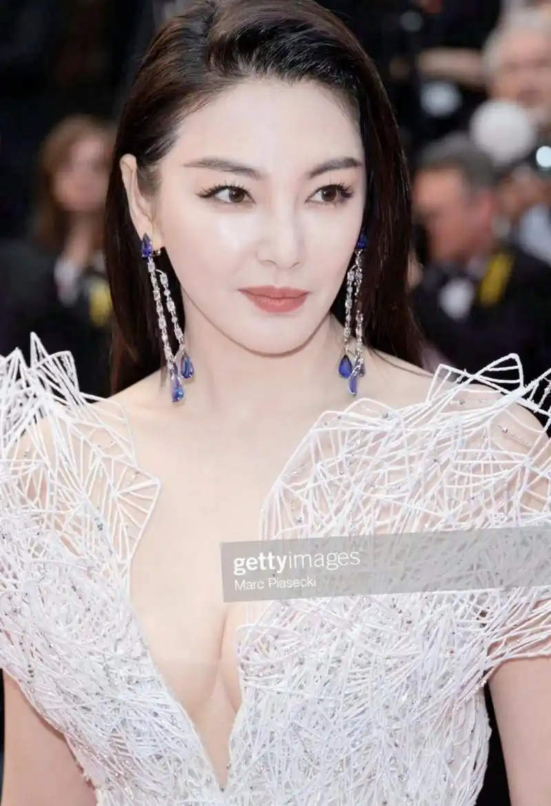张雨绮戛纳红毯照,笑容僵硬