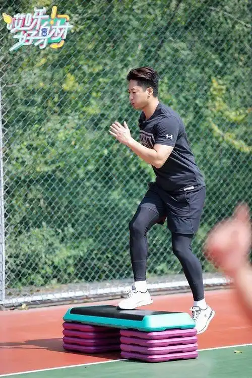 凌潇肃哎呀好身材上演吃播大赏灵魂舞者诠释野狼disco