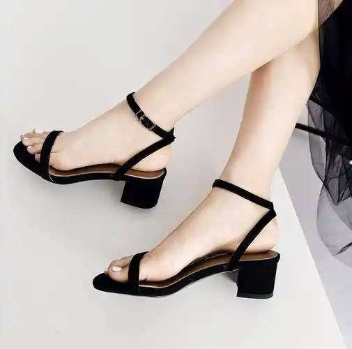 经典的一字带简洁凉鞋,带着满满的少女心