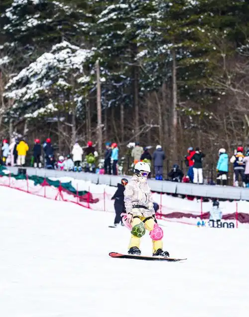杭州周边滑雪,就来临安大明山万松岭滑雪场吧,初/中级雪道都有,寒假遛