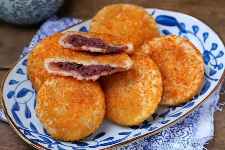 外焦里糯一口就沦陷,油炸糕自己炸,老公说我这手艺可以出摊儿了